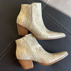 NWT Matisse Snake Booties